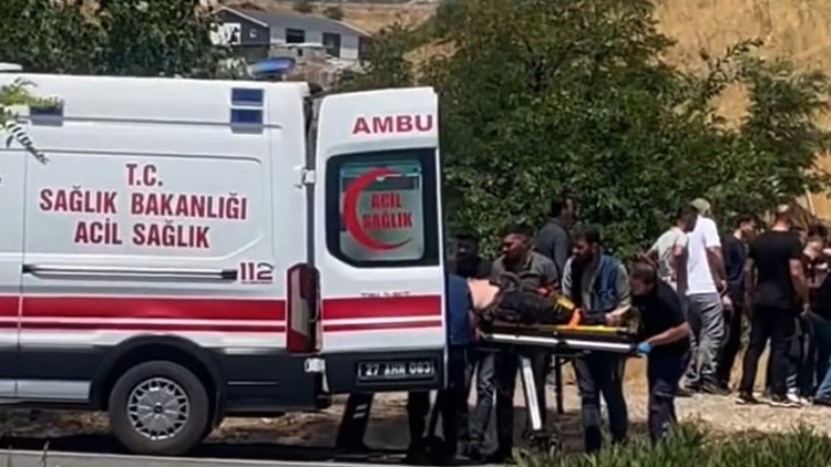 TAG Otoyolu'nda TIR ve Otomobil Çarpıştı: 2 Kişi Hayatını Kaybetti