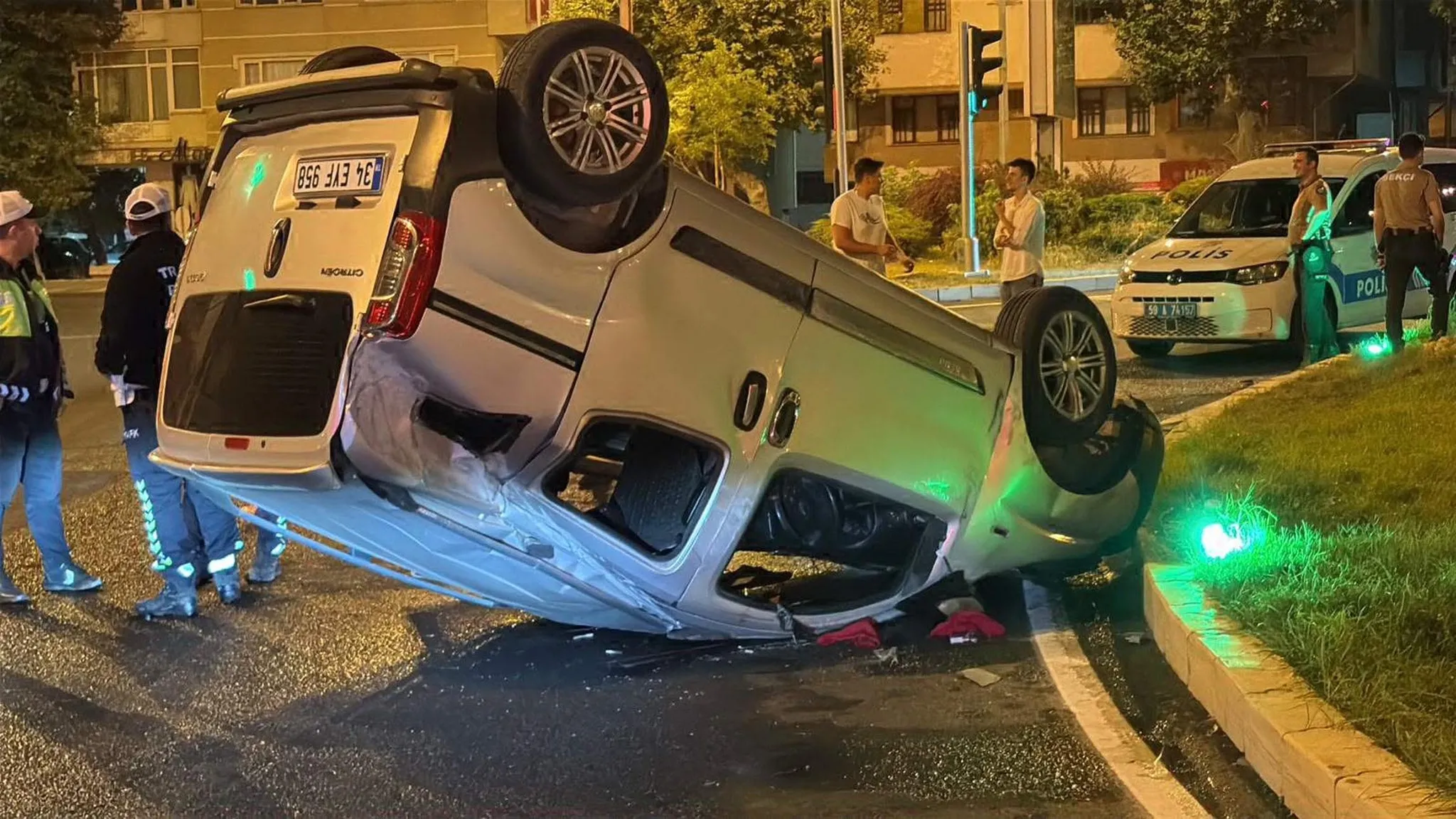 Takla Atan Araçtaki Yaralıyı Bırakıp Kaçan Sürücü Aranıyor