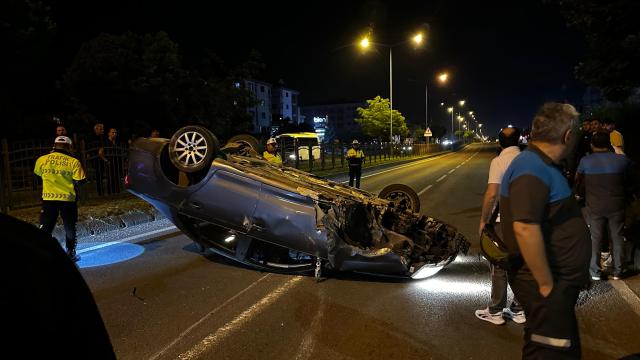 Takla atan otomobilde 2 kişi burunları kanamadan kurtuldu