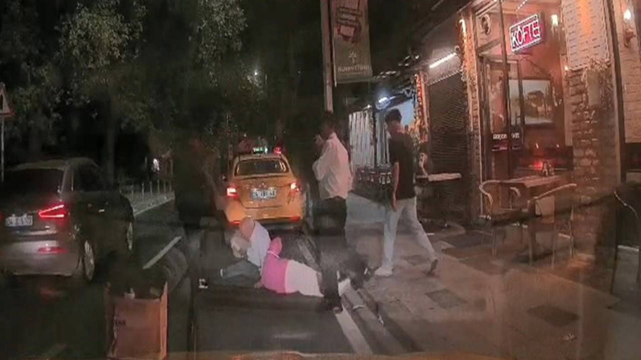 Taksi Şoförü Ücret Tartışmasında Yolcuları Darbetti: O Anlar Kamerada