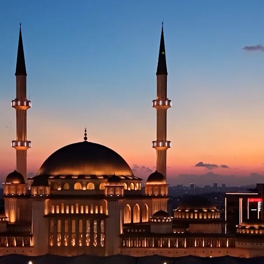 Taksim Camisi'nde Mevlid Gecesi Coşkusu