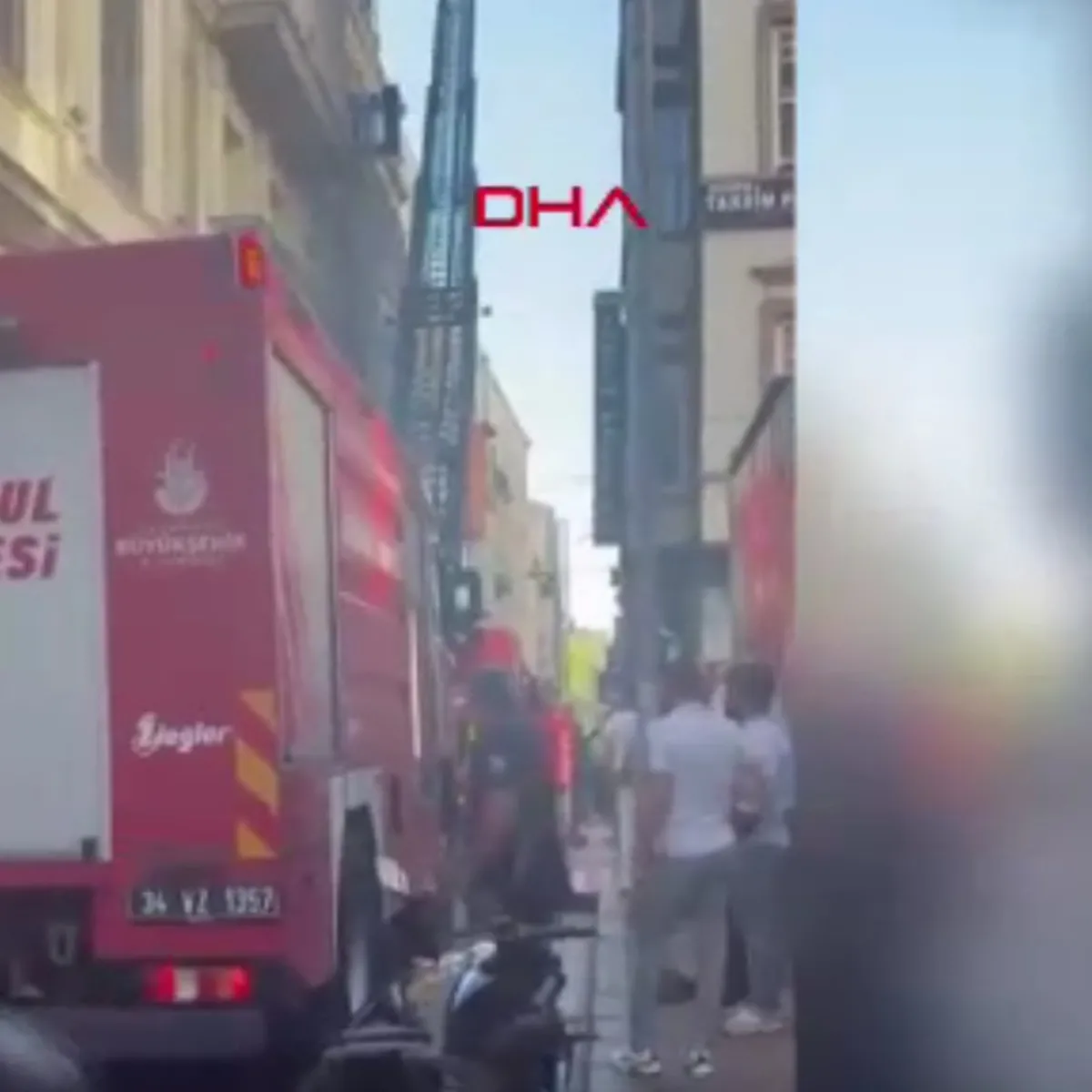 Taksim İstiklal Caddesi'nde Alışveriş Merkezinde Yangın: Ekipler Müdahale Ediyor