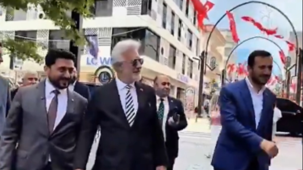 Tamer Karadağlı, AKP'li yöneticilerle Bağcılar turunda