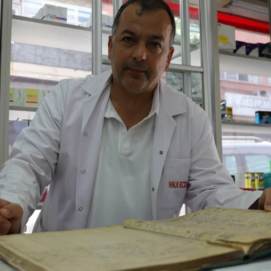 Tarihi Eczanenin Yıkıntılarından Çıkan Defter: 8 Eylül 1922'nin Sırrı