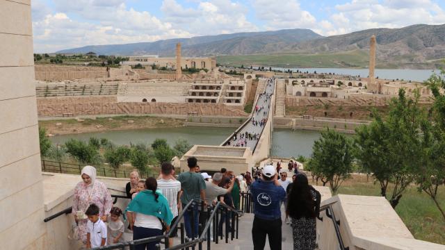Tarihi Hasankeyf bayramda ziyaretçi akınına uğradı
