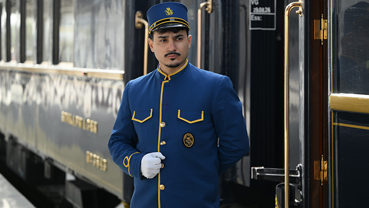 Tarihi Orient Express İstanbul'a doğru yola çıktı
