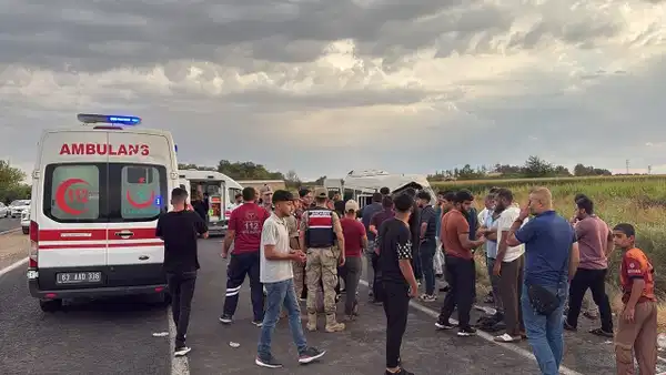 Tarım İşçilerini Taşıyan Minibüs Sulama Kanalına Devrildi: 19 Yaralı