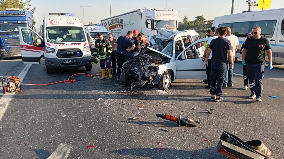 Tarsus'ta TIR'a Arkadan Çarpan Araçta 2 Ölü