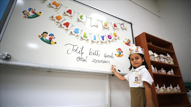 Tatil Bitti, Ders Zili Bugün Çalıyor
