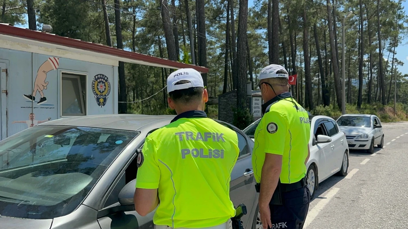 Tatilciler Marmaris ve Datça'ya akın etti: 40 bin araç girişi