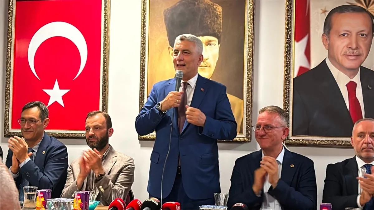 Tavşanlı'da AK Parti'ye katılım: Bakan Bolat rozetleri taktı