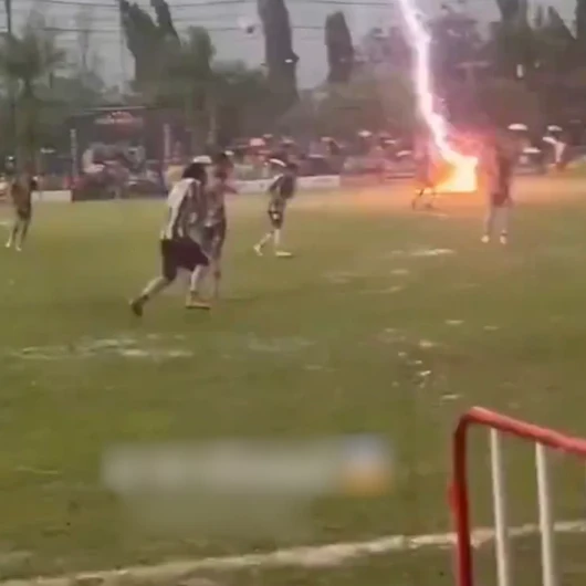 Tayland'da Genç Futbolcu Yıldırım Çarpması Sonucu Hayatını Kaybetti