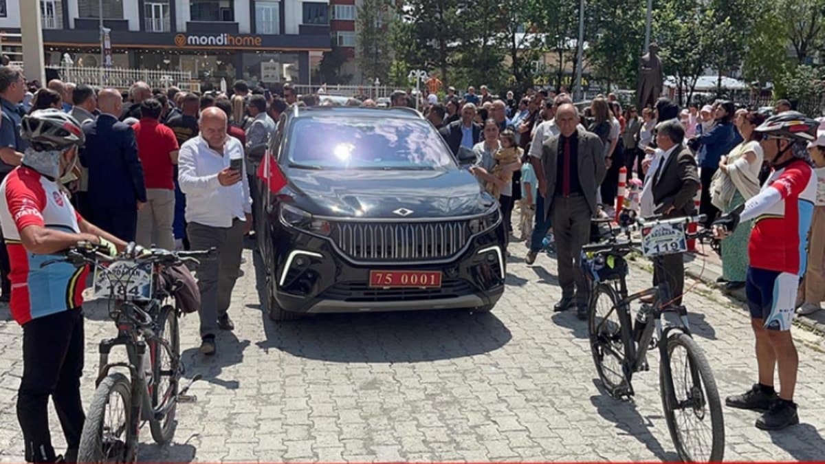 Tayt giyen valiye bisikletlilerden veda: CHP'li vekilin hedef göstermesine tepki