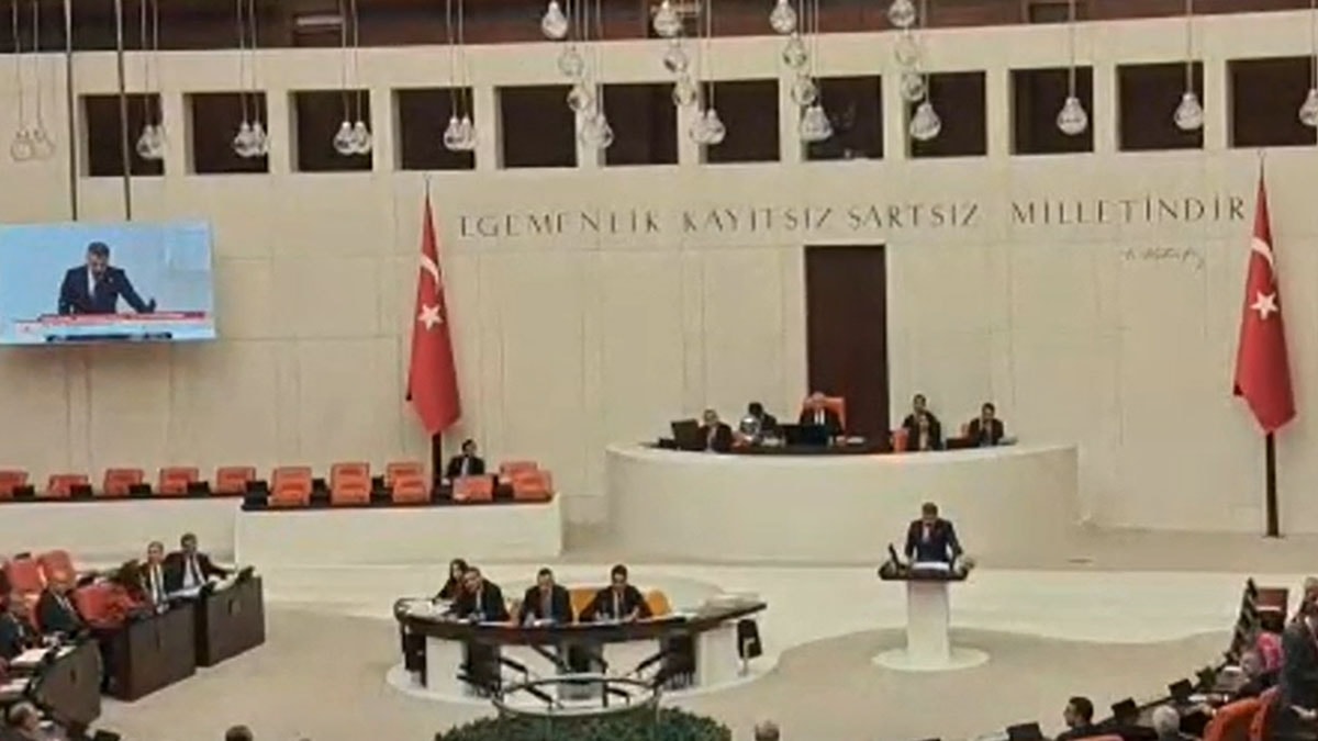 TBMM'de 'mutlak butlan' gerilimi: CHP'li vekiller sıralara vurarak protesto etti