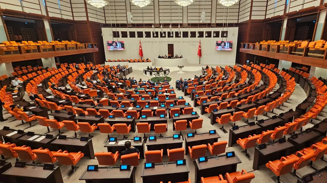 TBMM'de AKP'nin Çalışma Takvimi Önerisi Kabul Edildi, Tartışma Yaşandı