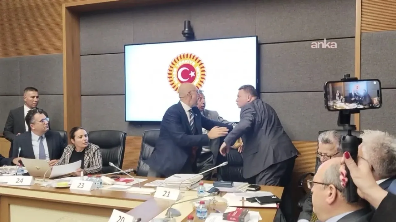 TBMM'de 'Pislik' Krizi: MHP'li Vekil Masayı Yumrukladı, İYİ Partili Vekilin Üzerine Yürüdü