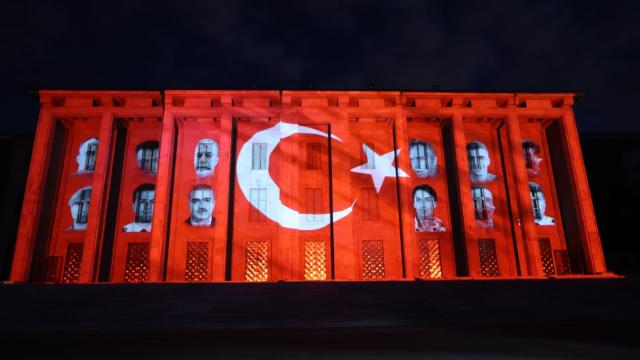 TBMM'nin duvarında 15 Temmuz şehitlerine anlamlı vefa