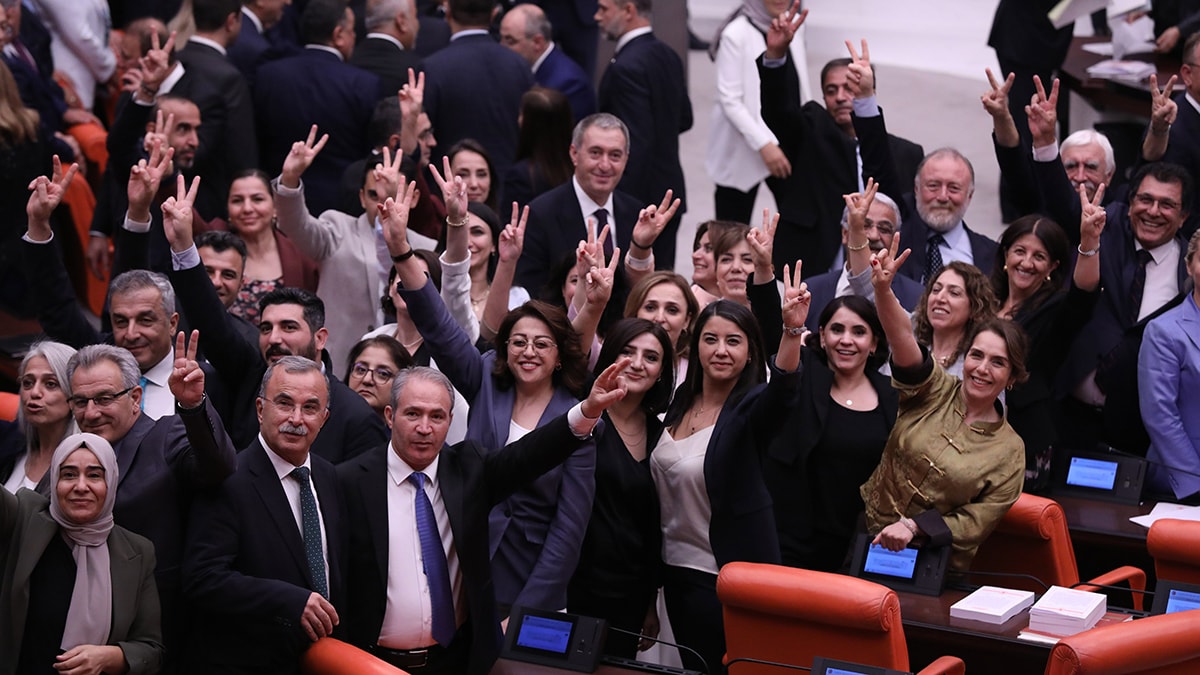 TBMM'de Tarihi Kucaklaşma: AKP ve CHP Vekilleri Butlan Görüşmelerinde Buluştu