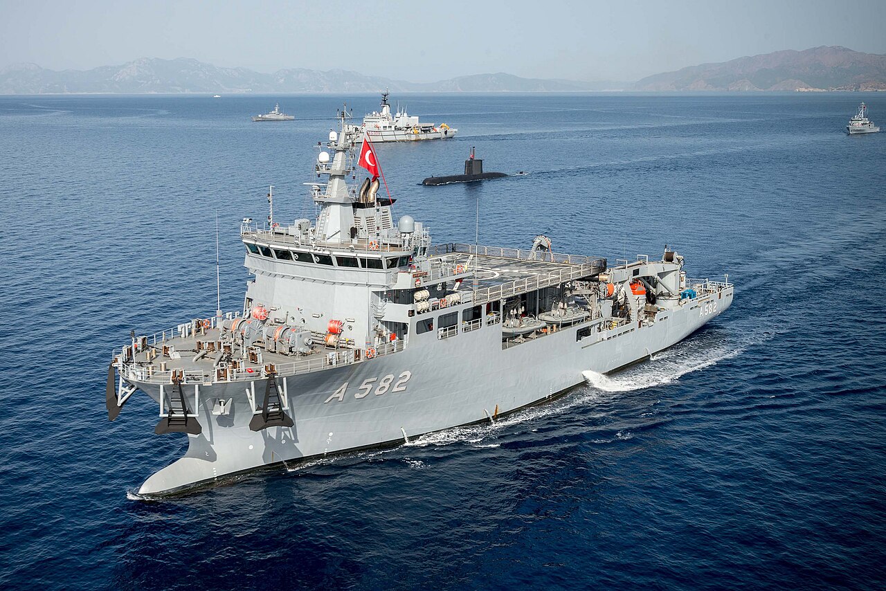 TCG Alemdar ve TCG Işın, Girne açıklarında batan gemi için arama kurtarma çalışmalarını sürdürüyor