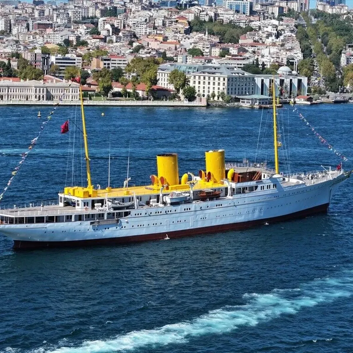 TCG Savarona İstanbul'da: Eğitim Gemisi Dolmabahçe'de