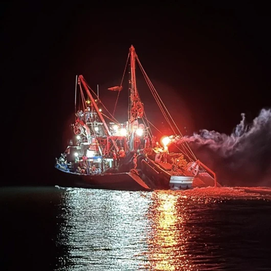 Tekirdağ'da balıkçılar denize havai fişek ve dualarla açıldı