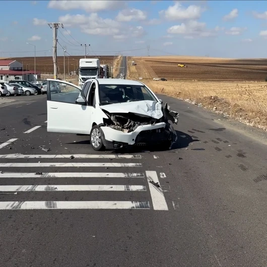 Tekirdağ Çorlu'da Kamyonet ve Otomobil Kafa Kafaya Çarpıştı