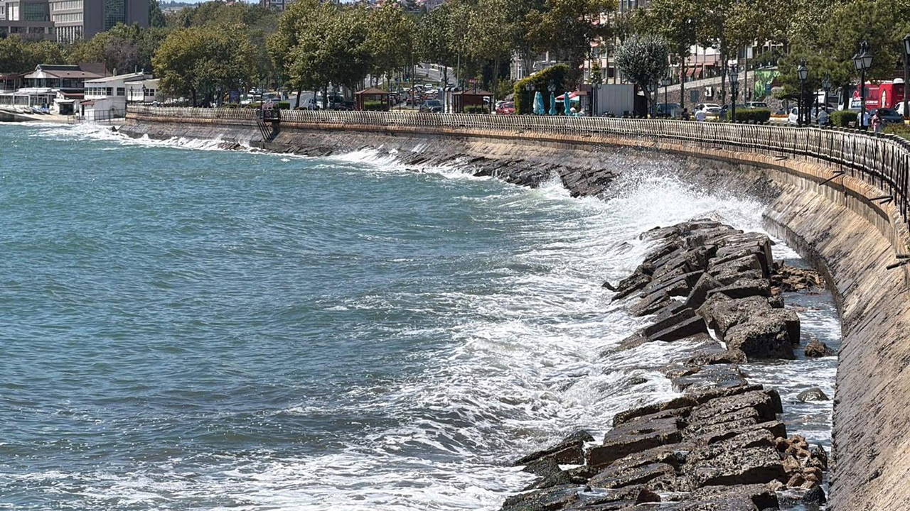Tekirdağ'da Fırtına: Eğitim Uçuşları İptal, 3 İlçede Deniz Yasağı