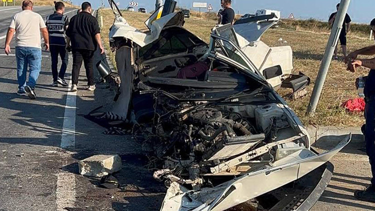 Tekirdağ'da Feci Kaza: İkiye Bölünen Otomobilden Sağ Kurtuldu