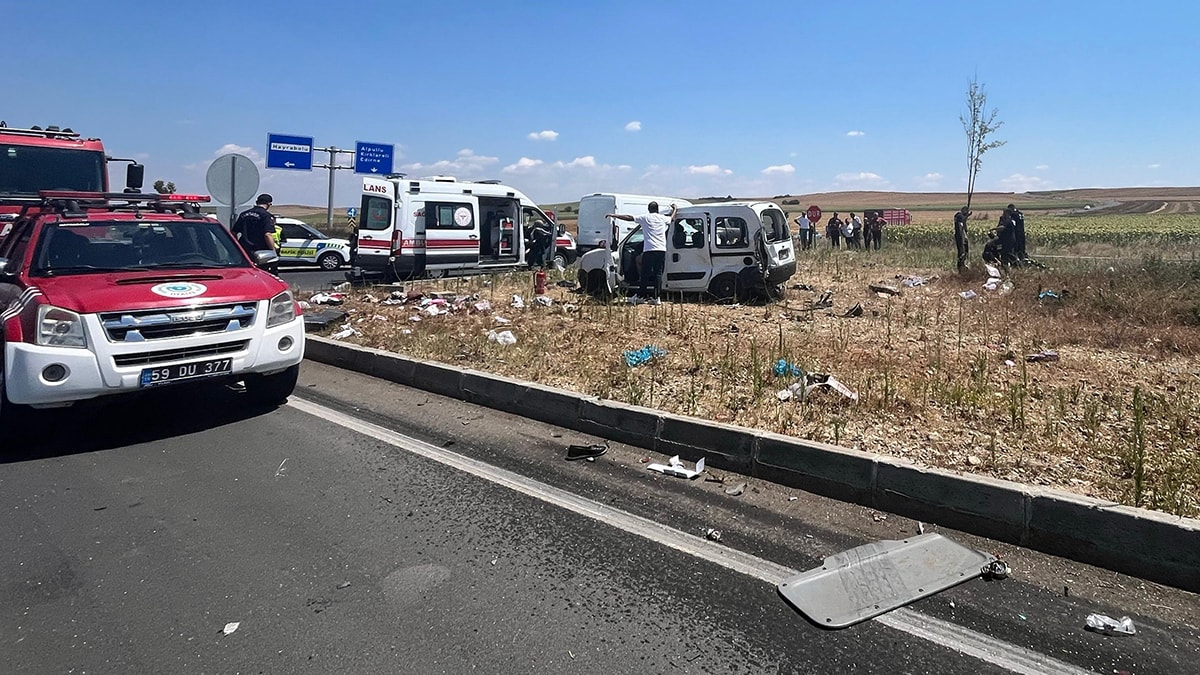 Tekirdağ'da ticari araç kamyona çarptı: 2 ölü, 3 yaralı