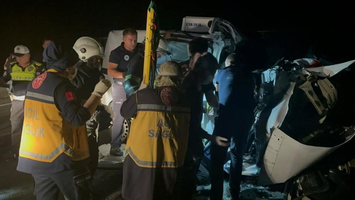 Tekirdağ'da tır dorsesi zincirleme kazaya yol açtı: 3 can kaybı