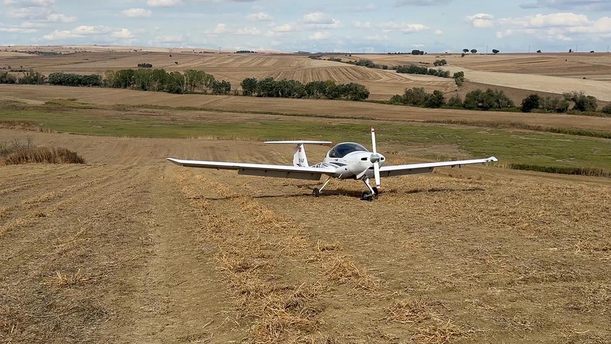 Tekirdağ'da Eğitim Uçağı Motor Arızası Sonrası Tarlaya Zorunlu İniş Yaptı