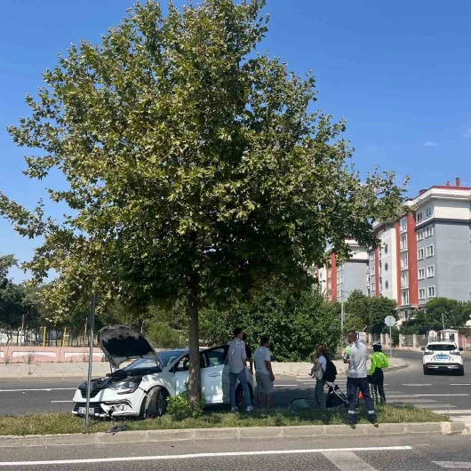 Tekirdağ'da U dönüşü kazası: Otomobil refüje çıktı