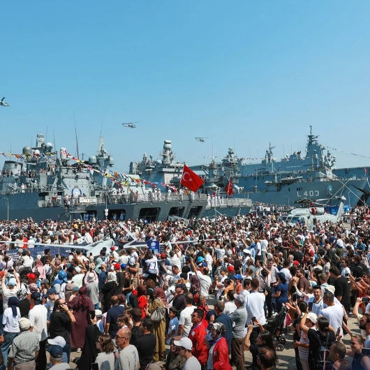 TEKNOFEST Mavi Vatan'da Coşku Zirvesi: Yüz Binlerce Vatandaş Etkinlik Alanını Doldurdu