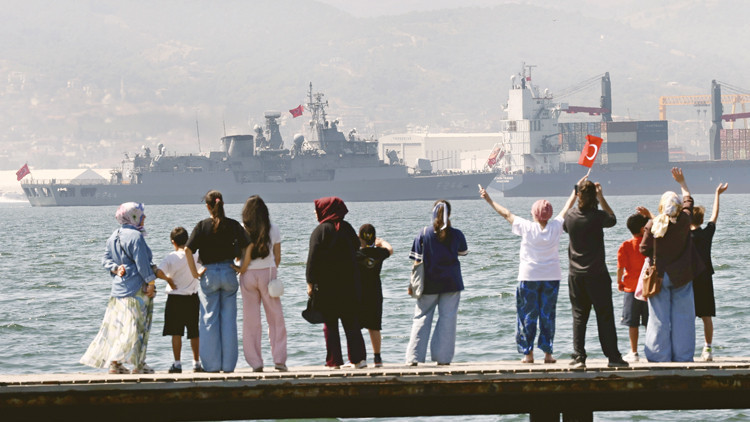 TEKNOFEST Mavi Vatan’da Donanma Selamı: TCG Gemileri İzmit Körfezi’nde Geçit Töreni Yaptı