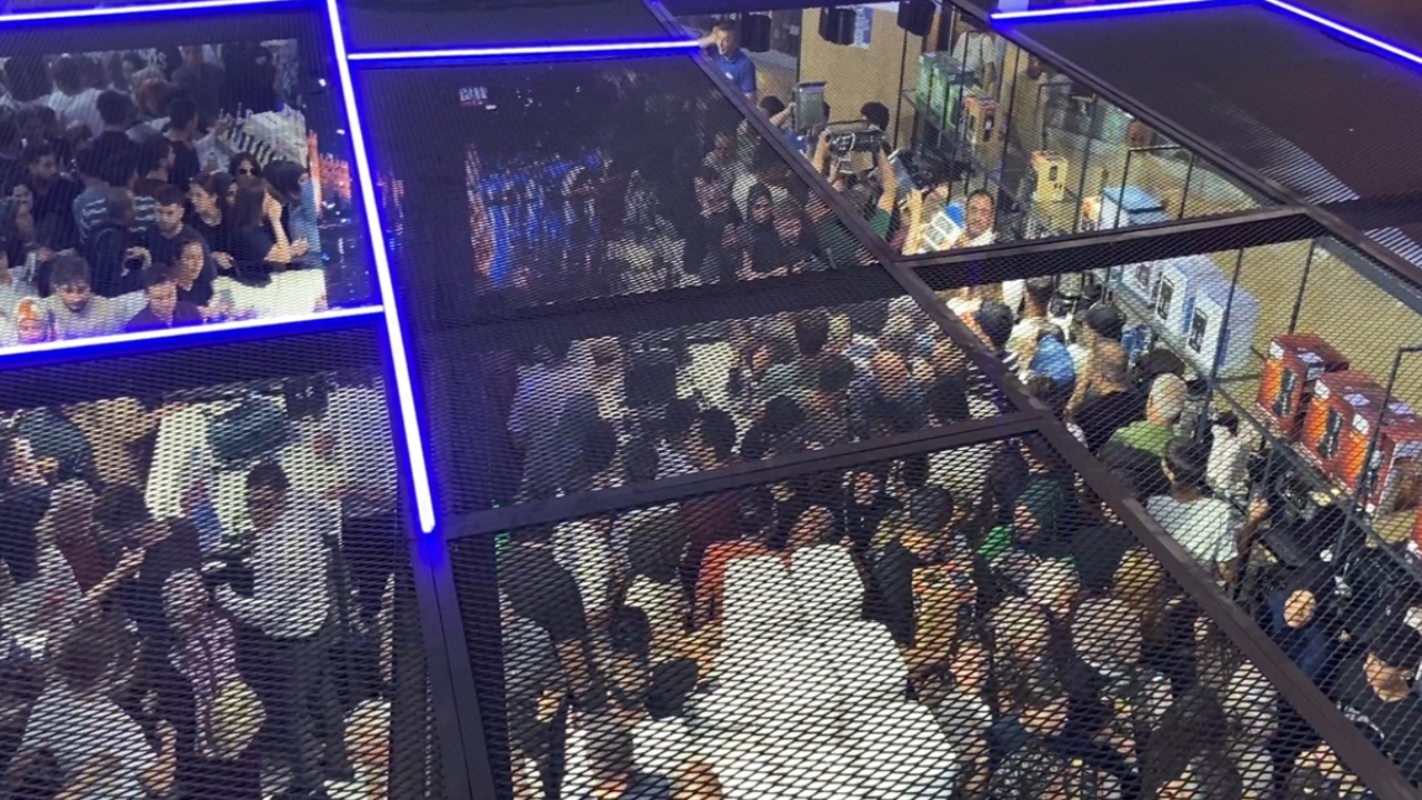 Teknoloji Mağazasında İndirim İzdihamı: Vatandaşlar Birbirini Ezdı