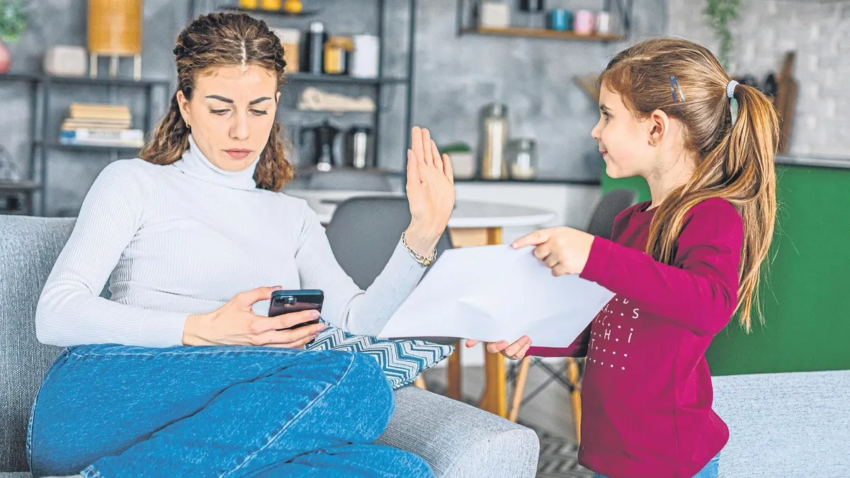 Telefonu Önce Sen Bırak Anne: Dijitalleşme Ailede Rolleri Değiştirdi