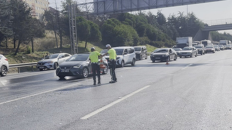 TEM Otoyolu'nda 10 Araçlı Zincirleme Kaza: Yaralılar Var