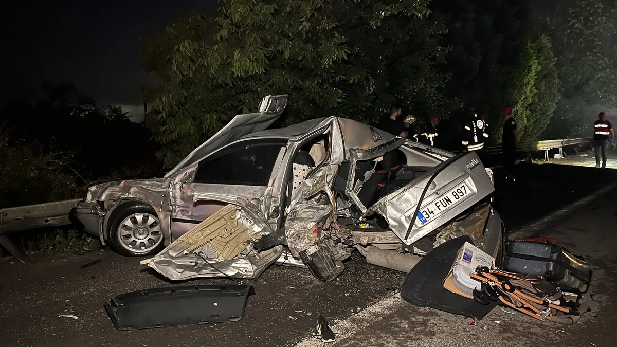 TEM Otoyolu'nda korkunç kaza: Emniyet şeridindeki TIR faciasında 1 çocuk öldü, 3 yaralı