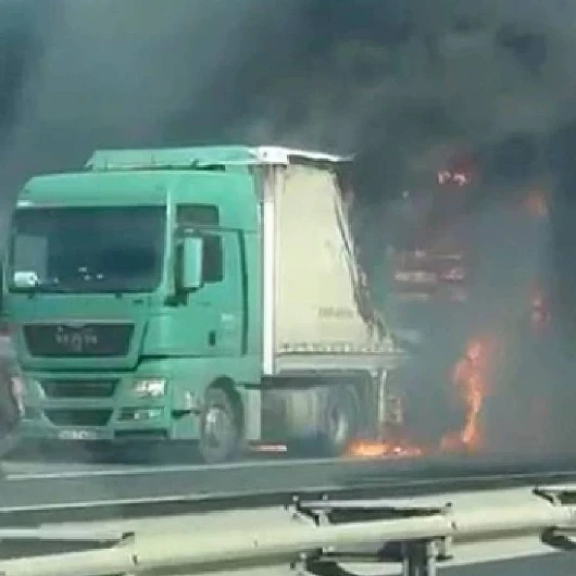 TEM Otoyolu'nda TIR Yangını: Edirne Yönü Trafiğe Kapatıldı