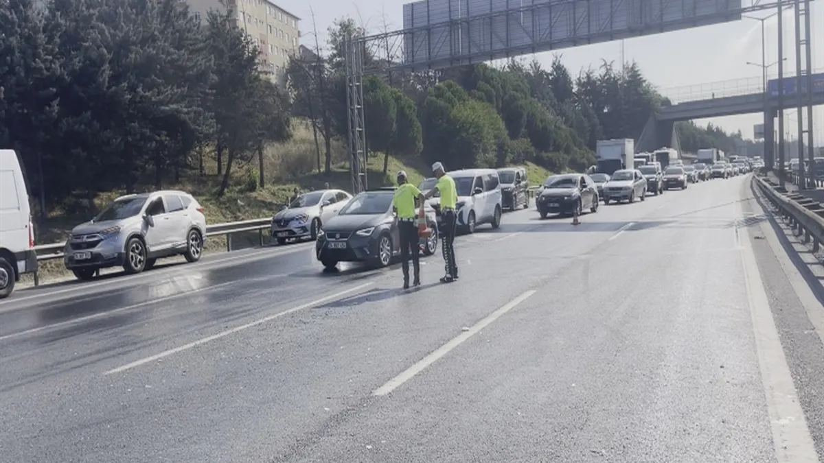 TEM Otoyolu'nda 10 Araçlık Zincirleme Kaza: Sultangazi'de Kaos