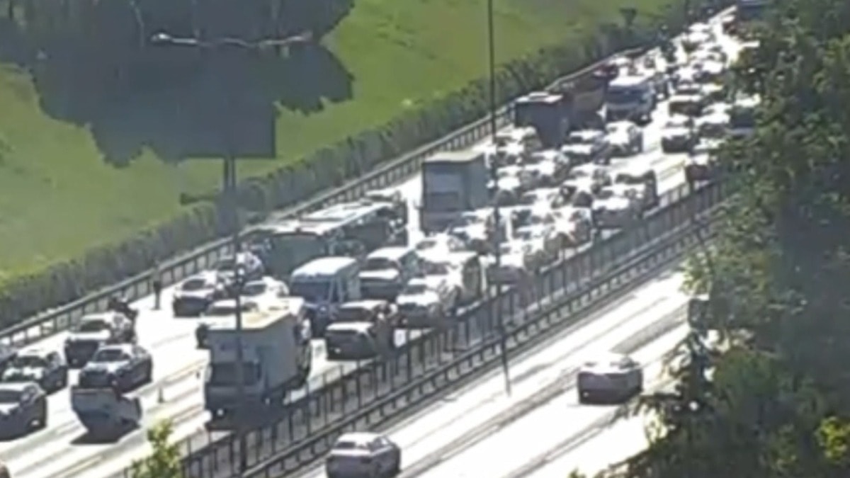 TEM Otoyolu'nda kaza: Araç takla attı, trafik durdu