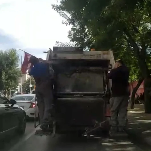 Temizlik İşçileri Yerde Buldukları Türk Bayrağını Çöp Kamyonuna Astı