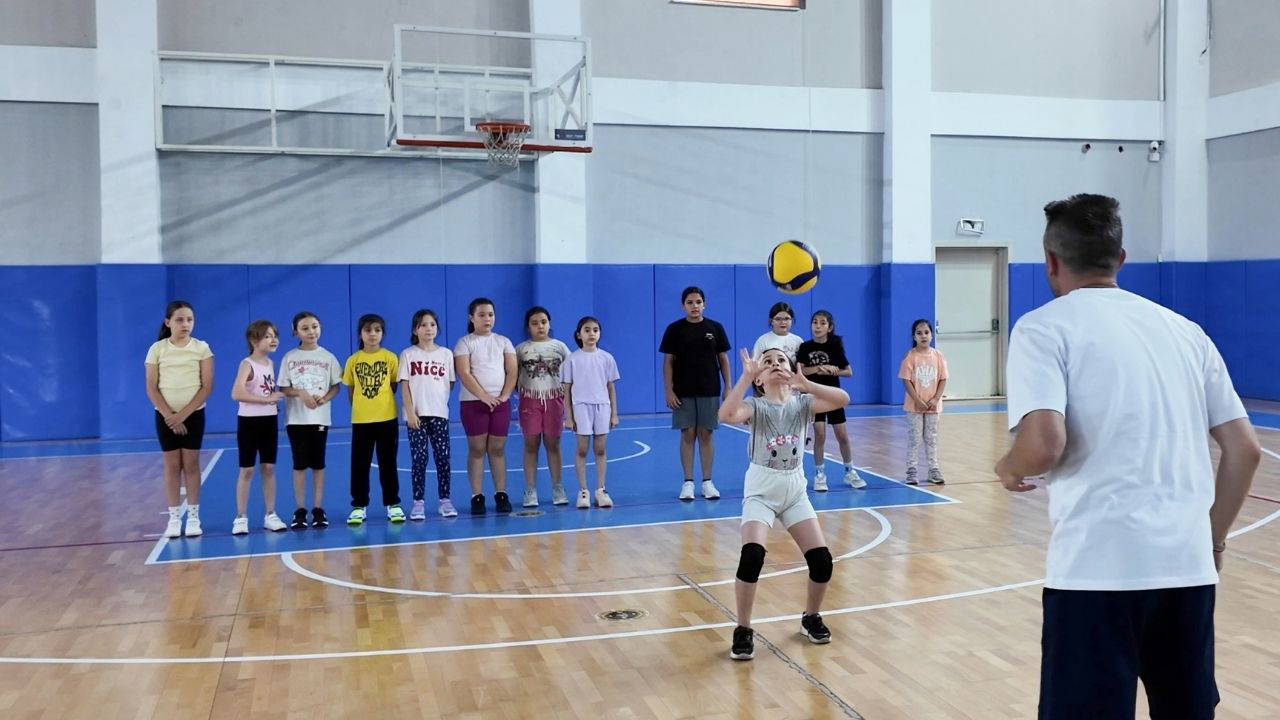 Tepebaşı'nda Geleceğin Sultanları Voleybol Eğitimleriyle Yetişiyor