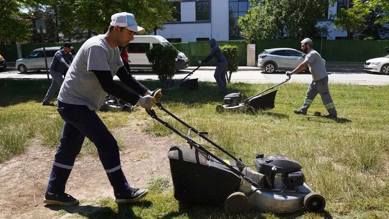 Tepebaşı'nda parklarda çim biçme çalışmaları hız kesmiyor