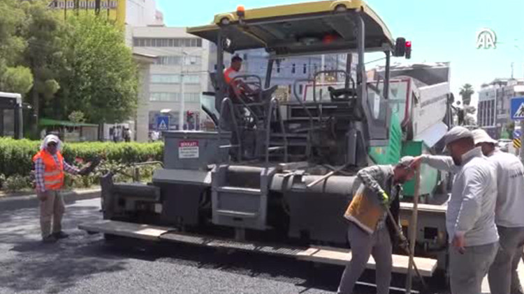 Termometreler 50 Dereceyi Gördü: Asfalt İşçileri Zorlu Mücadelede