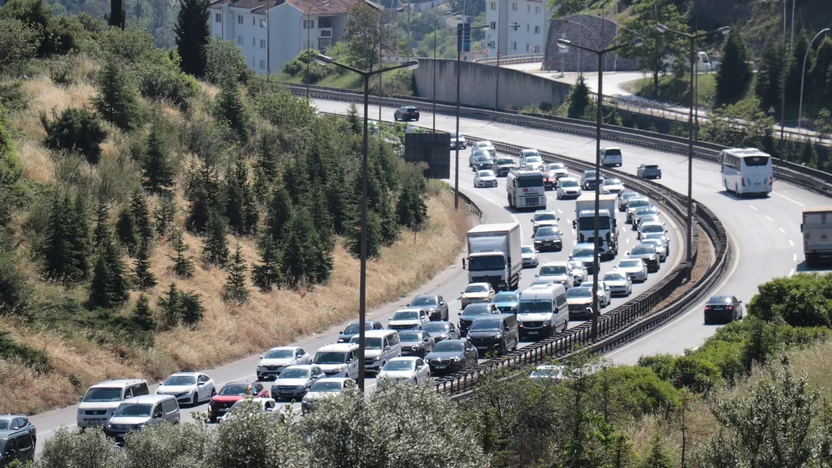 Tersine göç başladı! Bayram tatilcileri dönüş yolunda: İstanbul yönünde yoğunluk oluştu