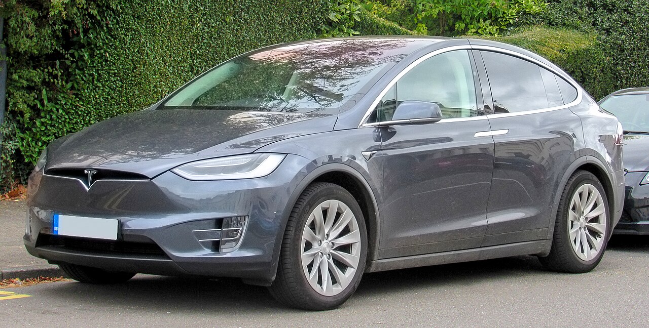 Tesla FSD'li Model X Büyük Kazada İkiye Bölündü