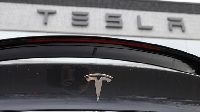Tesla'dan Uçan Otomobil Sürprizi: Elon Musk Tanıttı