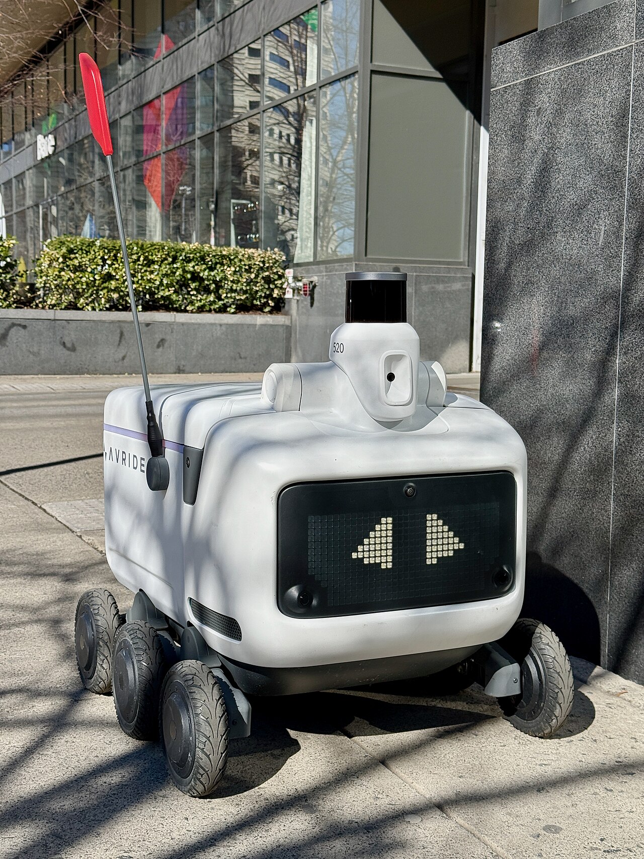 Teslimat Robotunun Yolunu Kesen Kadına Gözaltı: İnsanların Hakkını Savunmak İstemiş