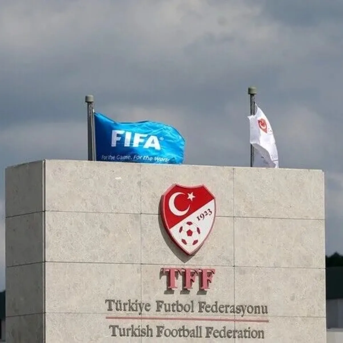 TFF, Trabzonspor-Galatasaray derbisi sonrası Okan Buruk ve Ugochukwu'yu PFDK'ye sevk etti